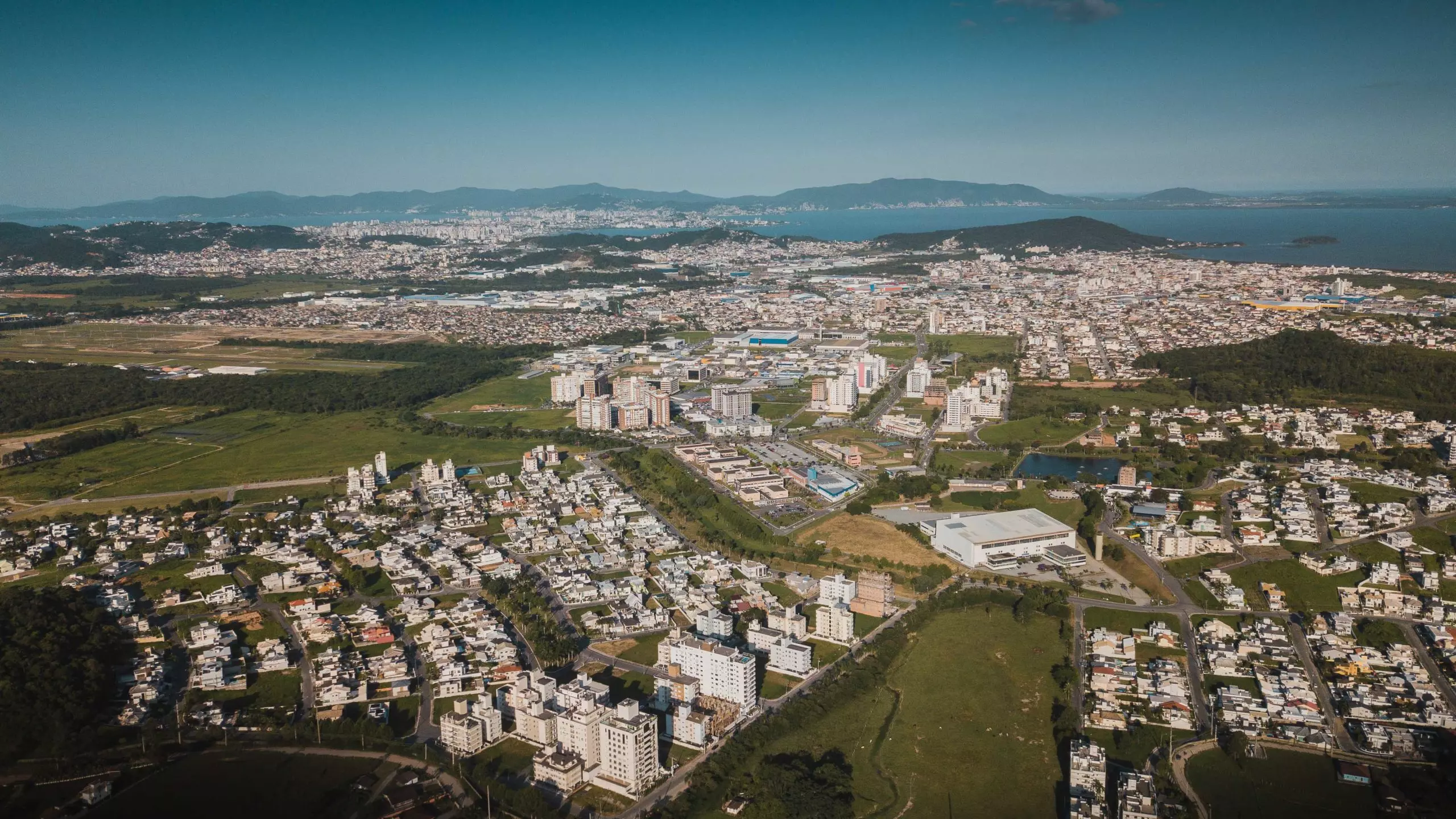 Vista aérea da localização da Pedra Branca em Palhoça, SC