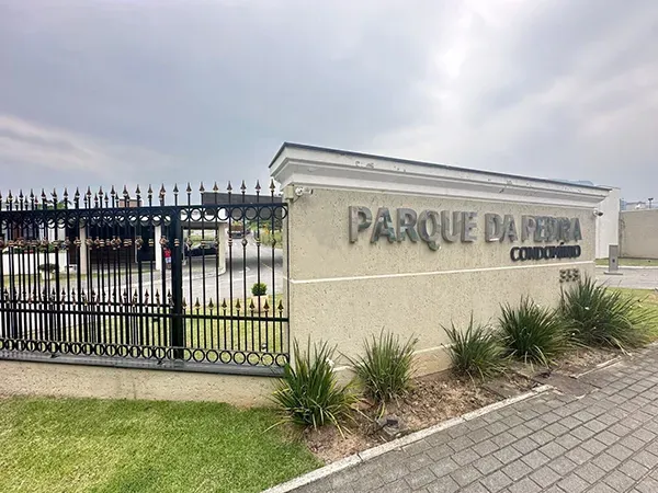Entrada principal e fachada do condomínio Parque da Pedra em Palhoça/SC
