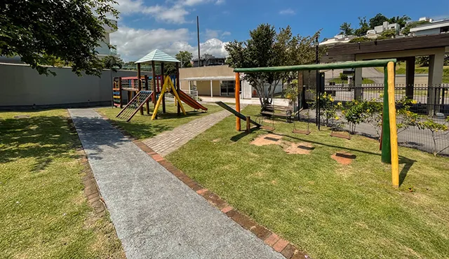Lago natural com paisagismo do condomínio Parque da Pedra em Palhoça/SC