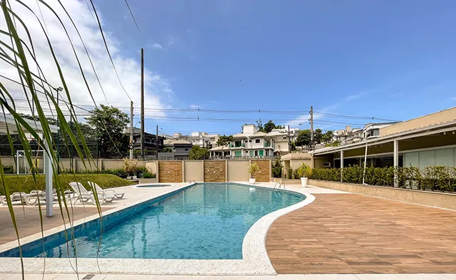 Piscina com área de lazer e deck molhado do condomínio Parque da Pedra em Palhoça/SC