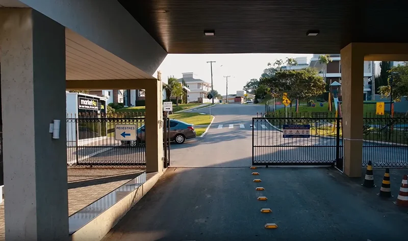 Guarita com portão eletrônico e controle de acesso do condomínio Parque da Pedra em Palhoça/SC