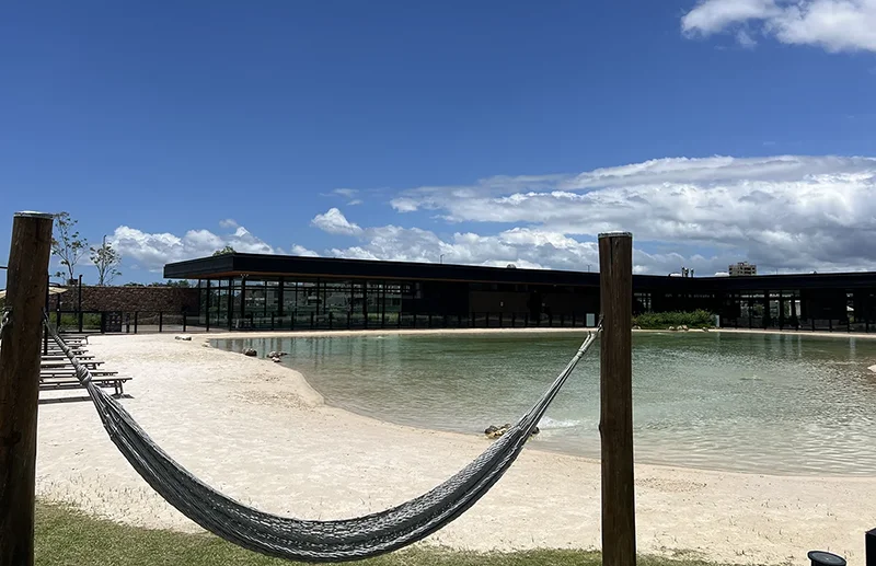 Mini lago com rede de descanso para contemplação no condomínio Reserva da Pedra em Palhoça/SC