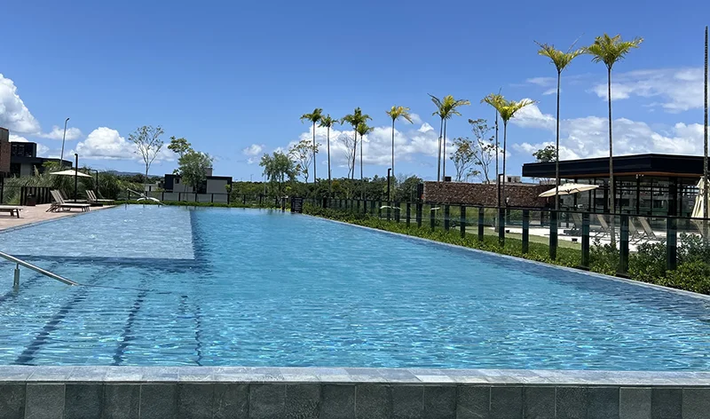 Piscina com deck molhado e área de lazer do condomínio Reserva da Pedra em Palhoça - SC