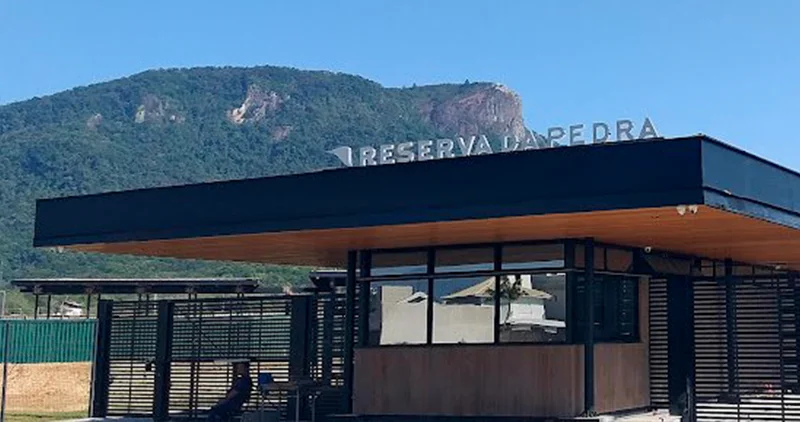 Guarita com portão eletrônico e controle de acesso do condomínio Reserva da Pedra em Palhoça/SC